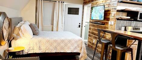 1 quarto, escrivaninha, ferros/tábuas de passar roupa, berço de viagem