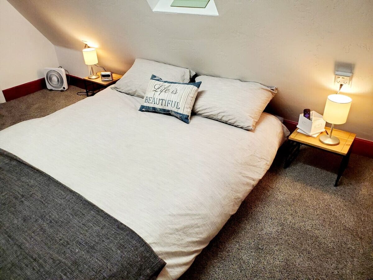 1 bedroom, desk, iron/ironing board, WiFi