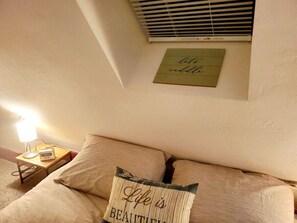 1 dormitori, escriptori, planxa i posts de planxar i wifi 