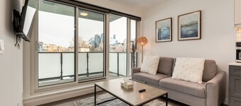 *Rare* Splendid City View Condo- Trendy Kensington