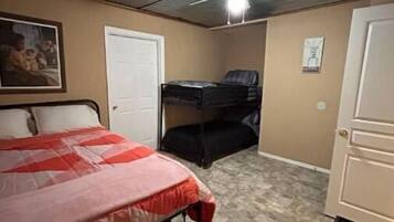 3 slaapkamers, een strijkplank/strijkijzer, gratis wifi, beddengoed