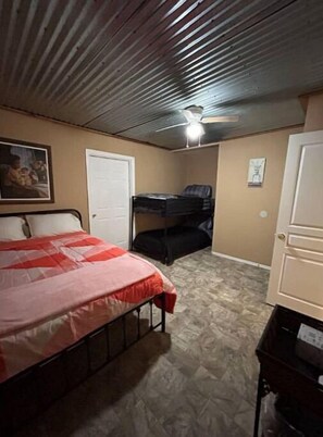 3 slaapkamers, een strijkplank/strijkijzer, gratis wifi, beddengoed