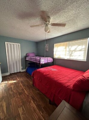 3 chambres, fer et planche à repasser, accès au Wi-Fi (inclus)