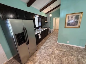 Een koelkast, een magnetron, een oven, een kookplaat