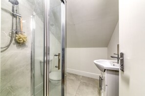 Een douche, een haardroger, handdoeken, zeep