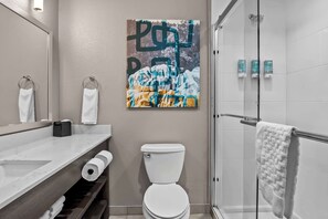 Habitación estándar, 1 cama King size, para no fumadores | Baño | Secadora de cabello, toallas, jabón, shampoo 