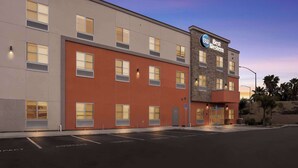 Un hotel moderno con fachada plana, múltiples ventanas y un cartel que dice "Best Western".