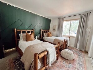 2 chambres, coffre-fort, bureau, fer et planche à repasser