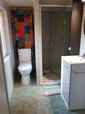 Dusche, Haartrockner, Handtücher, Toilettenpapier
