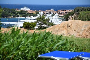 Property grounds - Elegant apartment with swimming pool and beautiful view of the harbor. (Porto Cervo)