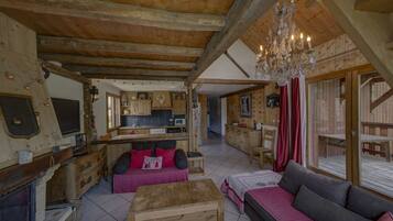 Fernseher, Kamin, DVD-Player, Bücher