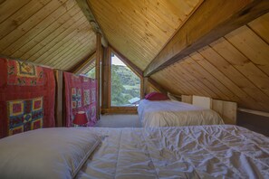 4 quartos, ferros/tábuas de passar roupa, berço de viagem