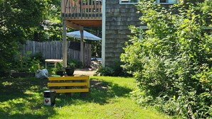 A stone house with a balcony, a small deck, and a gravel path leading to the entrance. - Swimmin pool movie stars &a c’ment pond- jc ma gee (Shédiac)