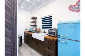 Refrigerador, horno, parrilla de estufa y cafetera y tetera 