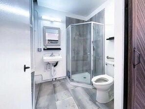 Douche, séchoir à cheveux, serviettes fournies, savon