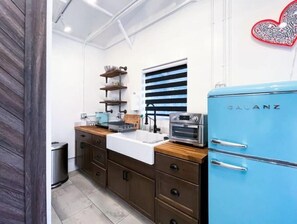 Frigorifero, forno, piano cottura, macchina per tè/caffè