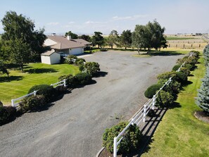 Property grounds - Experience Serenity with Mountain Views & Home Gym (Madras)