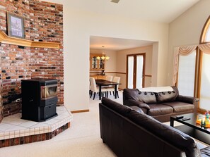 Living area - Experience Serenity with Mountain Views & Home Gym (Madras)