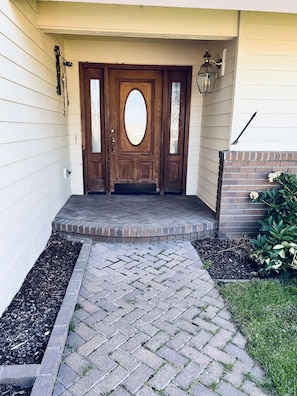 Exterior detail - Experience Serenity with Mountain Views & Home Gym (Madras)