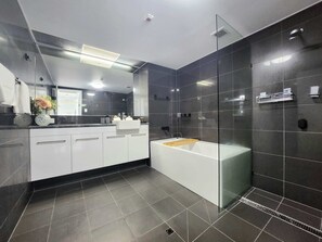 Bathtub, eco-friendly toiletries, hair dryer, towels - Cairns Luxury Seaview Apartment (Cairns North)