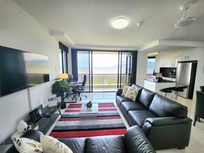 Flat-screen TV, Netflix, DVD player, books - Cairns Luxury Seaview Apartment (Cairns North)