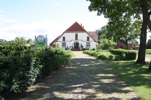 Auffahrt zum Landhaus Elbwiesen, zur Nordseite mit dem Eingang zum Göpelhaus,