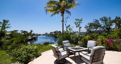 Ellie’s Landing 2 – Waterfront Gem w/ 2 Masters