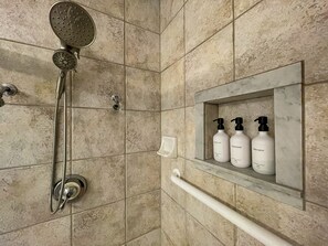 Shower, jetted tub, hair dryer, towels - Ellie’s Landing 2 – Waterfront Gem w/ 2 Masters (Port Charlotte)