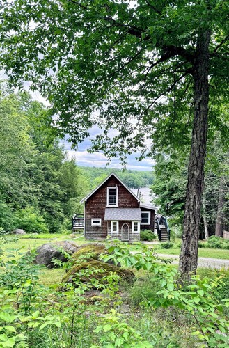 Adorable private cottage with lake views and access.