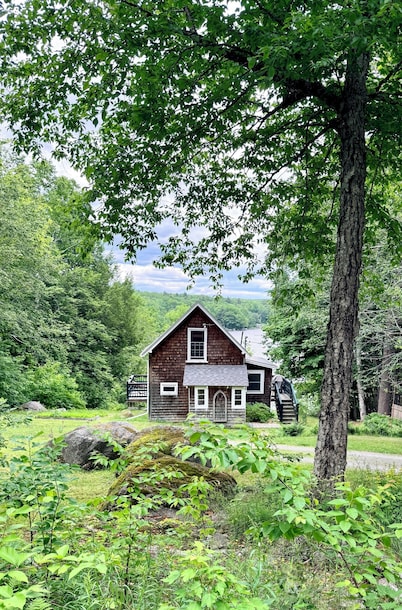 Adorable private cottage with lake views and access.
