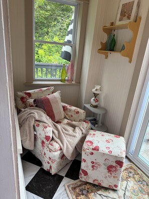 Smart TV, DVD player - Adorable private cottage with lake views and access. (Dedham)
