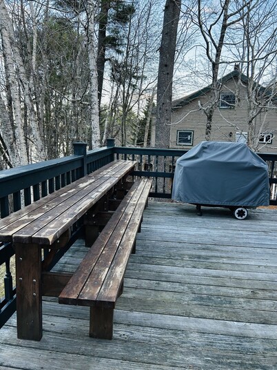 Adorable private cottage with lake views and access.