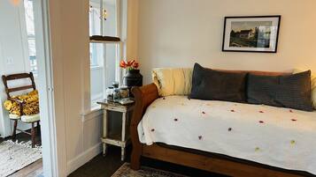 2 soverom, skrivebord, strykejern/-brett og wi-fi (inkludert)