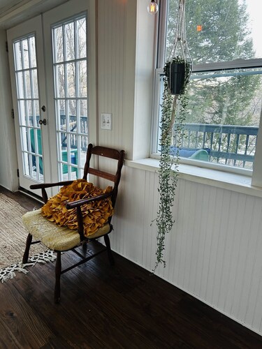 Adorable private cottage with lake views and access.