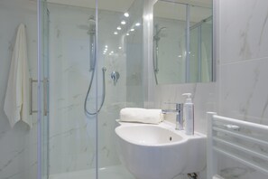 Tripla Economy | Bagno | Doccia, set di cortesia gratuito, asciugacapelli, bidet