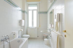 Regadera, amenidades de baño gratuitas, secadora de cabello, bidet 