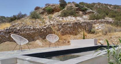 Cycladic house, swimming pool, 10-minute walk to the beach
