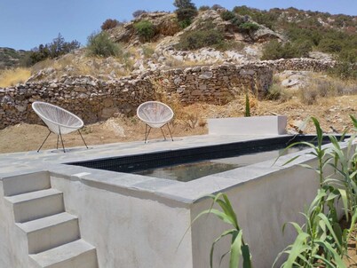 Cycladic house, swimming pool, 10-minute walk to the beach