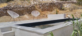 Cycladic house, swimming pool, 10-minute walk to the beach
