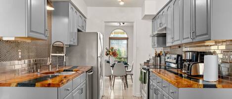 Køleskab, mikrobølgeovn, ovn, kogeplade