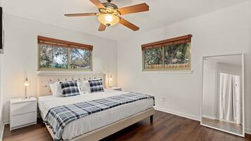 4 bedrooms, desk, iron/ironing board, travel crib