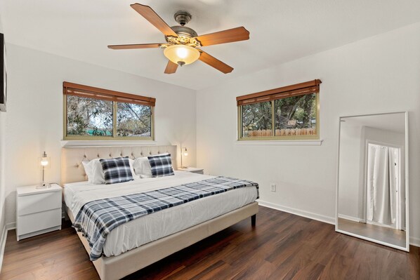 4 bedrooms, desk, iron/ironing board, travel cot