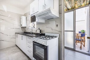 Kühlschrank, Mikrowelle, Ofen, Herdplatte