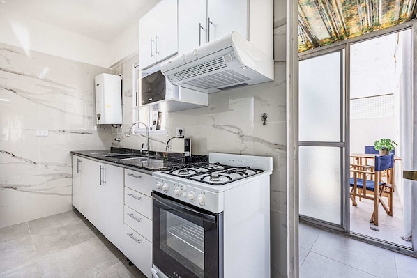 Refrigerador, microondas, horno, placa de cocina