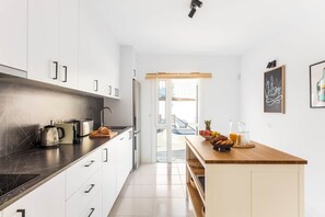 Refrigerador, microondas, horno y lavavajillas 