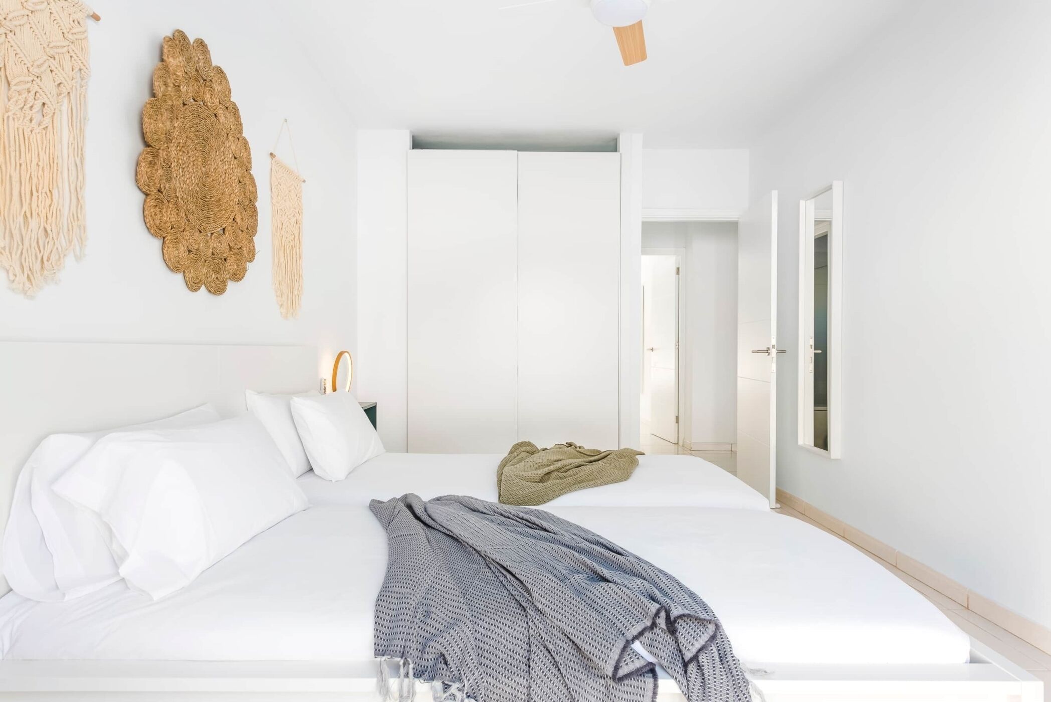 3 slaapkamers, een strijkplank/strijkijzer, reisbedje, wifi