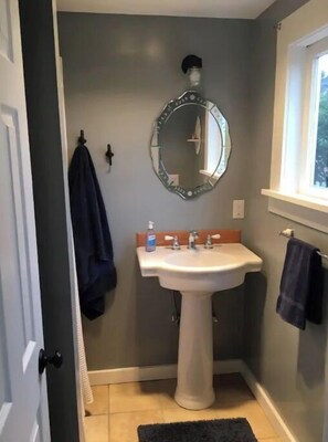 Secadora de cabello, toallas, jabón, shampoo 