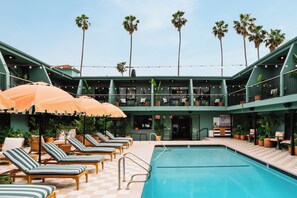 Outdoor pool, pool umbrellas, pool loungers - Palihotel Hollywood near Universal Studios (Los Angeles)