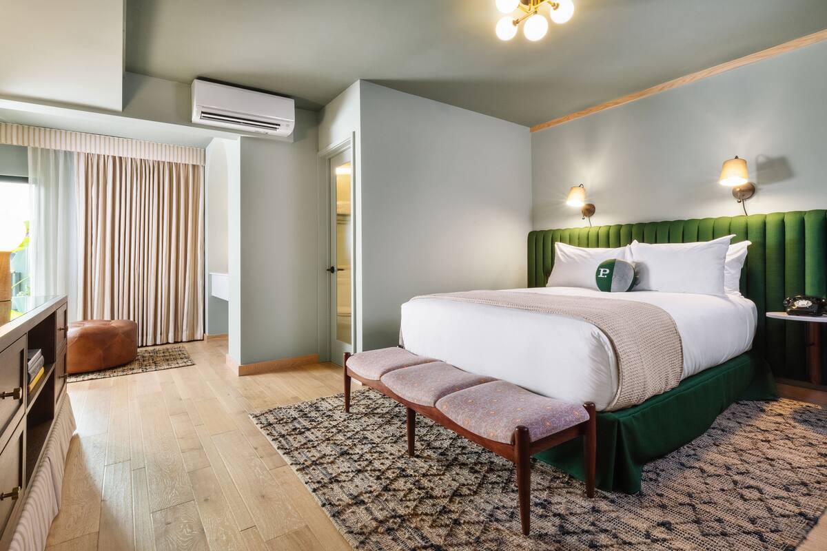 Bộ đồ giường kháng dị ứng, nệm có lớp đệm bông, minibar 