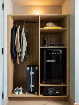 Hypo-allergenic bedding, Select Comfort beds, minibar, in-room safe at Palihotel Hollywood near Universal Studios